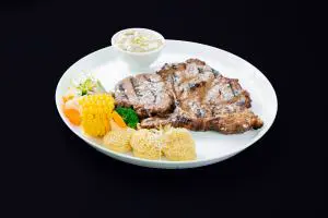 فیله استیک همراه با سس قارچ